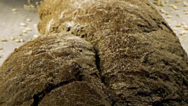 Primer plano del pan tradicional. Imágenes de archivo. Pan fresco hecho en casa según las viejas tradiciones — Vídeos de Stock