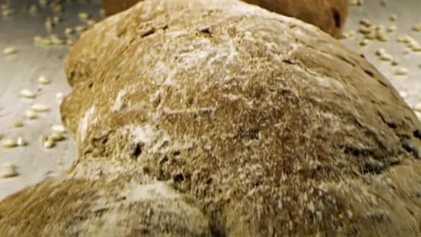 Крупный план традиционного хлеба. Запись. Свежий домашний хлеб, приготовленный по старинным традициям — стоковое видео