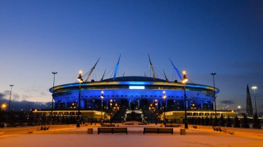 St. Petersburg, Rusya-Ocak 2020: Kışın St. Petersburg 'da gece Zenit arenası. Kavram. Krestovsky Adası 'ndaki Zenit Saint Petersburg Stadyumu' nun yeni futbol kulübü.