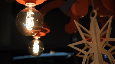 Lambadan güzel, sıcak bir ışık, modern bir dekor. Kavram. Retro edison lamba dekoru, lamba lambası elektrik asılı ev dekorasyonu