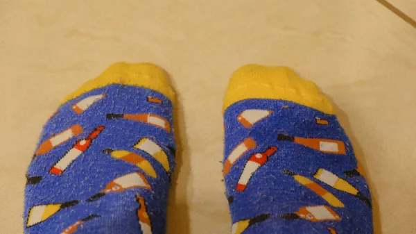 Close-up vrouwenvoeten in de kleur sokken. Concept. Close-up van voeten in mooie sokken — Stockfoto