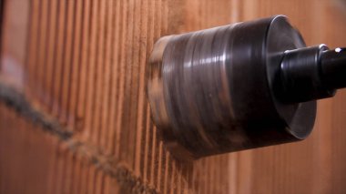 Havalı çekiç matkaplı inşaat işçisi kırmızı tuğla duvarda delik açıyor. Stok görüntüleri. Elektrik prizi için beton bir duvara delik açmak..