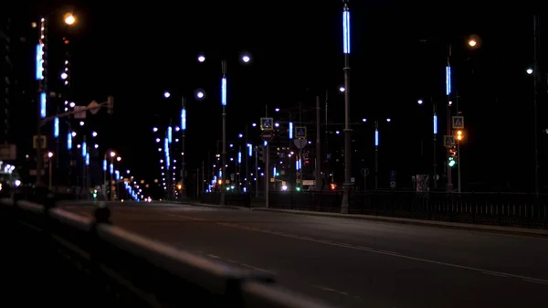 Nacht Stadtlandschaft der leeren Straße beleuchtet von unzähligen Laternen, Romantik der Sommernacht Konzept. Archivmaterial. Innenstadt am späten Abend. — Stockfoto
