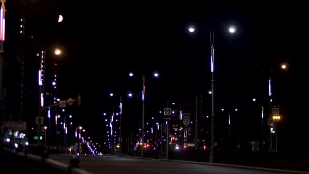 Nacht Stadtlandschaft der leeren Straße beleuchtet von unzähligen Laternen, Romantik der Sommernacht Konzept. Archivmaterial. Innenstadt am späten Abend. — Stockvideo