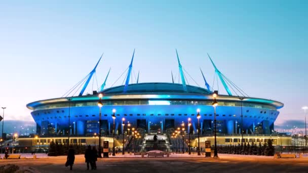 俄罗斯圣彼得堡泽尼特竞技场新足球场的夜景。 概念。 美丽的体育场建筑，明亮的夕阳背景下明亮的灯光. — 图库视频影像