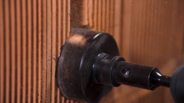 İnşaat alanında kullanılan teçhizat. Pnömatik çekiç. Tuğla duvarda elmas kaplama matkapla delik açıyor. Stok görüntüleri. Profesyonel tamir işleri konsepti.