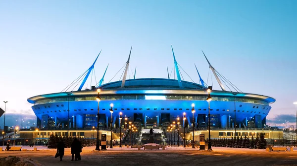 Vista nocturna del nuevo estadio de fútbol Zenit Arena en San Petersburgo, Rusia. Concepto. Hermosa construcción de estadio con iluminación colorida sobre fondo claro del cielo puesta del sol . — Foto de Stock