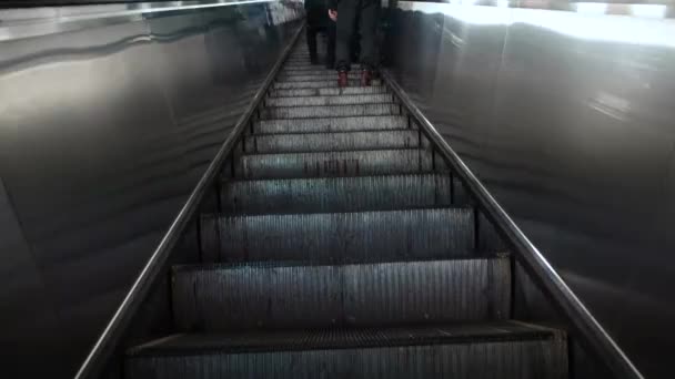 Zbliżenie ludzi wspinających się na schodach. Koncepcja. Ludzie jeżdżą schodami w centrum handlowym na zakupy. Łatwe wejście do centrum handlowego na schodach ruchomych — Wideo stockowe