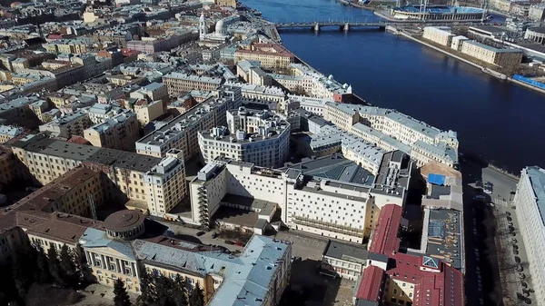 Birdseye vista del río Neva y zonas centrales de San Petersburgo, Rusia. Imágenes de archivo. Vista aérea de la ciudad de verano con hermosas casas y superficie de agua azul, concepto de arquitectura . —  Fotos de Stock