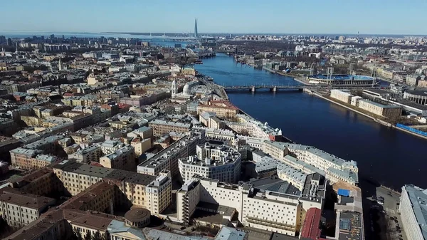Άποψη Birdseye του ποταμού Neva και των κεντρικών περιοχών της Αγίας Πετρούπολης, Ρωσία. Στικ. Αεροφωτογραφία της θερινής πόλης με όμορφα σπίτια και μπλε επιφάνεια νερού, αρχιτεκτονική έννοια. — Φωτογραφία Αρχείου