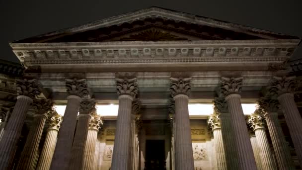 Vue de face de l'ancien bâtiment architectural avec portique et colonnes. Concept. Beau vieux bâtiment architectural avec des ordres corinthiens sur les colonnes est illuminé la nuit — Video