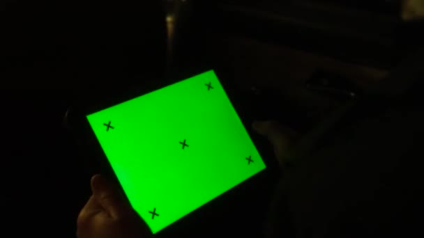 Человек держит планшет с зеленым экраном в машине. Запись. Крупный план бизнесмена, работающего в автомобильной поездке за планшетом с зеленым экраном — стоковое видео