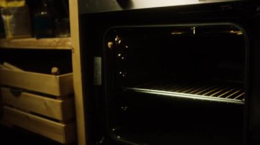 Pizzayı fırına koyan şefin yakın çekimi. Stok görüntüleri. Elektrikli fırında pişmiş taze malzemeli nefis ev yapımı pizza. Çiğ pizza fırında pişirmek içindir.