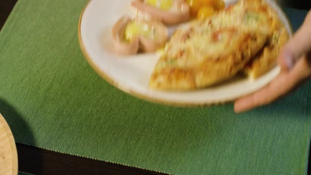 Тарелка романтической яичницы. Запись. Крупный план человека, подающего тарелку с романтическим ужином из яиц в форме сердец и пиццы — стоковое видео