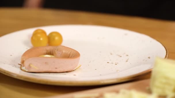 Primer plano en plato de huevos fritos con salchichas en forma de corazones. Imágenes de archivo. Desayuno romántico con huevos en forma de corazón para sus seres queridos — Vídeo de stock