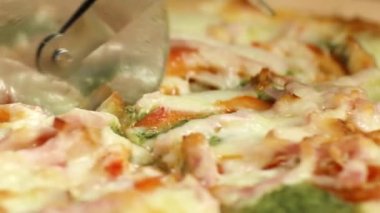 Pizzanın yakın çekimi yuvarlak bıçakla yapılır. Stok görüntüleri. Lezzetli sıcak pizza, yumuşak dilimler için profesyonel yuvarlak bıçakla kesilir.