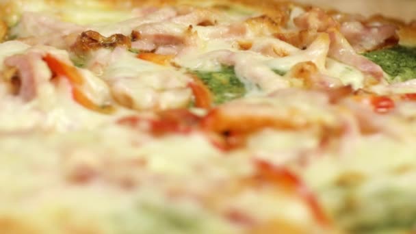 피자의 클로즈업은 둥근 칼로 잘라 집니다. 주가 영상이요. 맛있는 뜨거운 피자를 곱게 썰기 위하여 전문적 인 둥근 칼로 썰는다 — 비디오