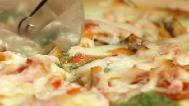 Närbild av pizza skärs med rund kniv. Lagerbilder. Läcker varm pizza är skuren med professionell rund kniv för släta skivor — Stockvideo