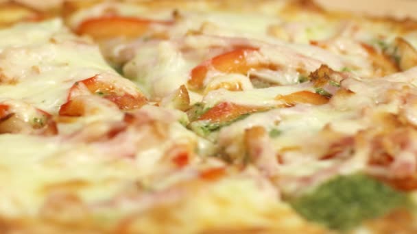 Primer plano de pizza jugosa con queso derretido. Imágenes de archivo. En medio de jugosas pizzas deliciosas con cortes en pizzerías italianas — Vídeo de stock