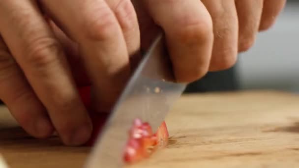 Close-up de chef profissional cortando pimentas doces. Imagens de stock. Restaurantes chef profissionalmente fatias doce pimenta vermelha com faca afiada — Vídeo de Stock