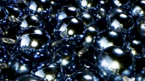 Close-up van veel glinsterende kerstballen. Voorraadbeelden. Achtergrond van vele gladde glanzende kerstballen van blauwe kleur. Kerstballen Glanzend en reflecterend licht — Stockvideo