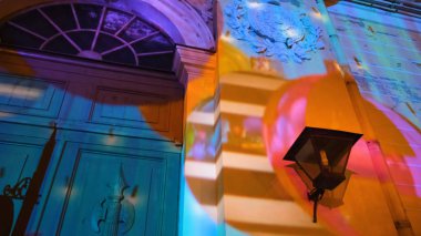 Projektör görüntü yansıtıyor. Kavram. Projektör kullanılarak eski mimari duvarlara güzel renkli desenler yansıtılır. Eski mimari alan olay için hazırlanıyor