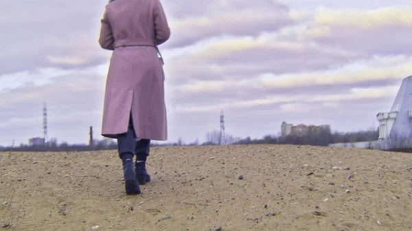 Närbild av kvinna i höst stövlar promenader på sand. Lagerbilder. Vacker ung kvinna promenader längs stranden sand på molnig höstdag — Stockfoto