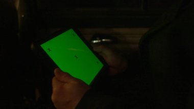 Arabada yeşil ekranlı tablet tutan adam. Stok görüntüleri. Yeşil ekranlı tabletin arkasında iş adamlarının yakın plan fotoğrafları.