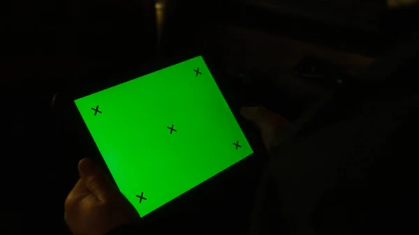 Homem segurando tablet com tela verde no carro. Imagens de stock. Close-up de homem de negócios trabalhando em viagem de carro atrás tablet com tela verde — Fotografia de Stock