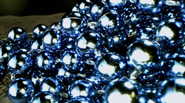 Close-up of garland of glittering balls. Stock footage. Beautiful festive garland made of smooth shiny Christmas balls of blue color. Glitter of Christmas balls in bundle — Stock Photo, Image