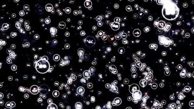 Sadece editörler kullanır. Siyah arka planda uçan popüler sosyal medya simgelerinin toplanması, kusursuz döngü. Animasyon. Modern sosyal ağın ünlü logoları.