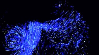 Siyah arkaplan üzerinde bükülmüş dar çizgilerin soyut renkli nazik akışı. Animasyon. Renkli uzay kuyruklu yıldızı kaotik bir şekilde hareket ediyor.