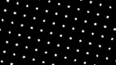 Nehir kanalı boyunca arabalarla yol manzarası. Şarjör. Sonbaharın ilk zamanlarında şehrin havadan görünüşü ve geniş yeşil nehri, dar sokaklar ve kel ağaçlarla dolu sonbaharda..