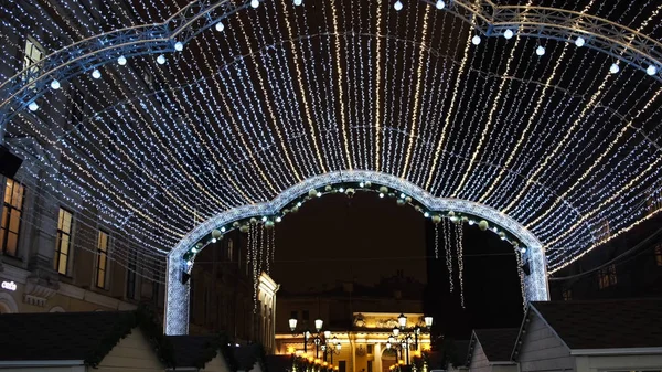 Vista aerea della casa moderna nella zona notte della città. Clip. Nuovo edificio residenziale a più piani con molte auto parcheggiate di fronte ad esso. — Foto Stock