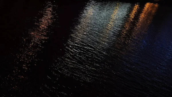 Schöne gelbe Farbtropfen, die sich im Wasser ausbreiten. Archivmaterial. Nahaufnahme von Wolken aus gelber und blauer Tinte isoliert auf schwarzem Hintergrund, Kunstkonzept. — Stockfoto