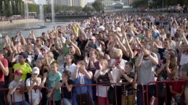 Yekaterinburg, Rusya-Ağustos 2019: Yaz festivalinde kalabalık ellerini çırptı. Başla. Tatilde ya da yaz günü büyük şehirde konserde olan gençlerle dolu bir kalabalık.