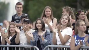 Yekaterinburg, Rusya-Ağustos 2019: Yaz festivalinde kalabalık ellerini çırptı. Başla. Tatilde ya da yaz günü büyük şehirde konserde olan gençlerle dolu bir kalabalık.