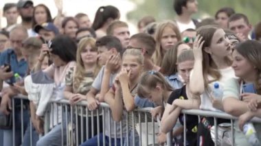 Yekaterinburg, Rusya-Ağustos 2019: Büyük bir kalabalık yaz günü konserde bekliyor. Başla. Şehir kutlamaları, yaz aylarında meydandaki kalabalıkla birlikte.