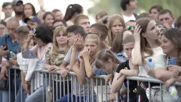 Jekaterynburg, Rosja-sierpień 2019: Duży tłum ludzi czeka na koncercie w letni dzień. Akcja. Obchody miasta z tłumem ludzi na placu z koncertem w lecie — Wideo stockowe