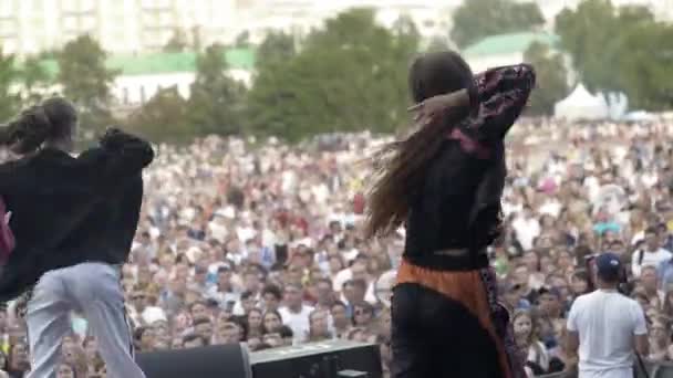 Ekaterimburgo, Rusia-agosto de 2019: Bailarines profesionales en el escenario en el fondo de la multitud. Acción. Bailarines actúan en el escenario en el fondo de la multitud de personas en el concierto de verano — Vídeo de stock