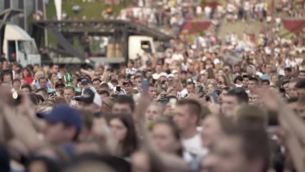 Yekaterinburg, Russia-August, 2019: Μεγάλο πλήθος κόσμου περιμένει στη συναυλία την καλοκαιρινή μέρα. Πάμε. Εορτασμός της πόλης με πλήθος κόσμου στην πλατεία με συναυλία το καλοκαίρι — Αρχείο Βίντεο