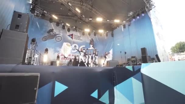 Yekaterinburg, Russia-August, 2019: Επαγγελματίες χορευτές ανεβαίνουν στη σκηνή στη συναυλία της πόλης. Πάμε. Χορευτές με κοστούμια εκτελούν σύγχρονους χορούς στο καλοκαιρινό φεστιβάλ της πόλης — Αρχείο Βίντεο