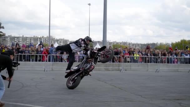 Yekaterinburg, Russia-August, 2019: Performance of a motorcyclist in public in the city. Action. Extreme performance on a motorcycle. Slow motion — 비디오