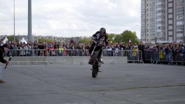 Ekaterinbourg, Russie Août 2019 : Performance d'un motocycliste en public dans la ville. L'action. Performances extrêmes sur une moto. Mouvement lent — Video