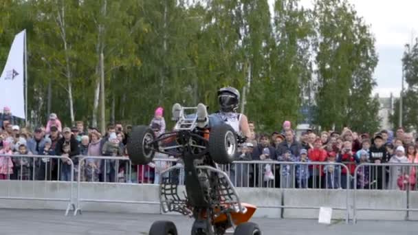Yekaterinburg, Russia-August, 2019: Man performs tricks on a Quad bike in public. Action. Extreme Quad bike stunts — Stock Video