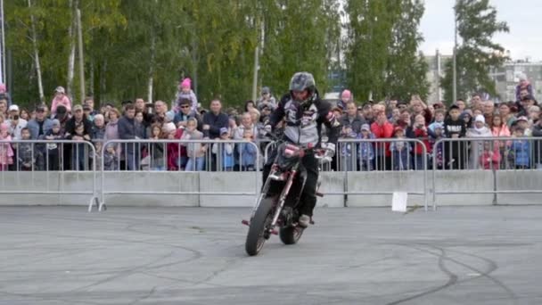 Jekaterinburg, Ryssland-augusti 2019: En motorcyklists prestation offentligt i staden. Börja. Extrema prestanda på en motorcykel. Långsamma rörelser — Stockvideo