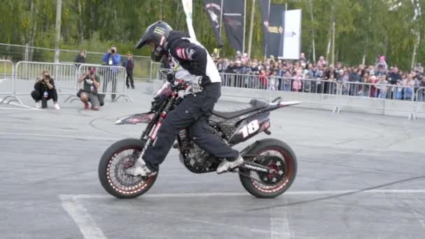 Ekaterimburgo, Rusia-agosto de 2019: rendimiento extremo en una motocicleta. Acción. Rendimiento profesional de acrobacias de motocicletas en un evento de la ciudad — Vídeos de Stock