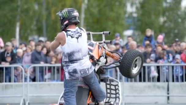 Yekaterinburg, Rusland-augustus 2019: De mens voert trucs uit op een Quad fiets in het openbaar. Actie. Extreme Quad fiets stunts — Stockvideo