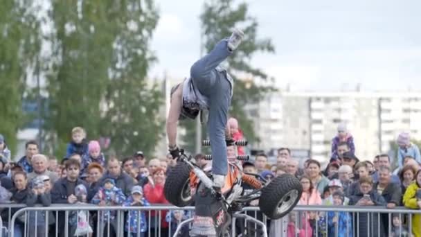 Jekaterinburg, Russland-august 2019: Farlig ytelse av triks på en firehjulssykkel. Handling. Yrkesmessig utføring av triks på arrangementet – stockvideo