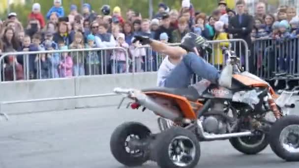 Yekaterinburg, Rusland-augustus 2019: Gevaarlijke trucjes op een Quad fiets. Actie. Professionele uitvoering van trucs op het evenement — Stockvideo